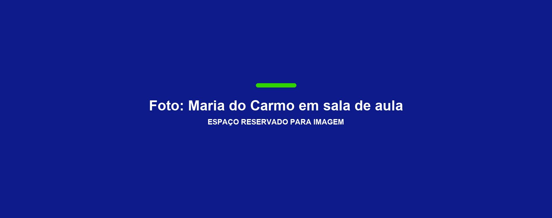 Maria do Carmo em sala de aula com estudantes