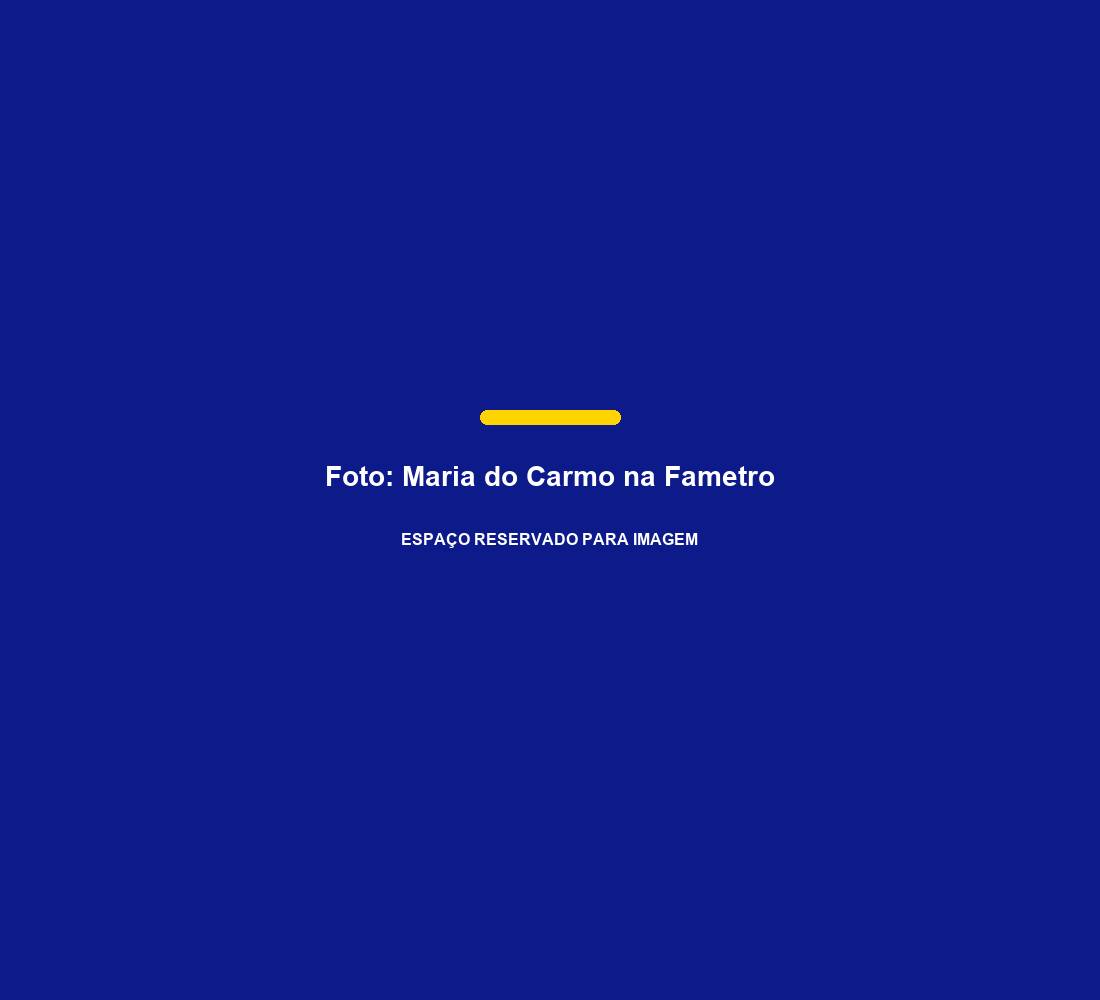 Maria do Carmo na Fametro, ao lado de formandos