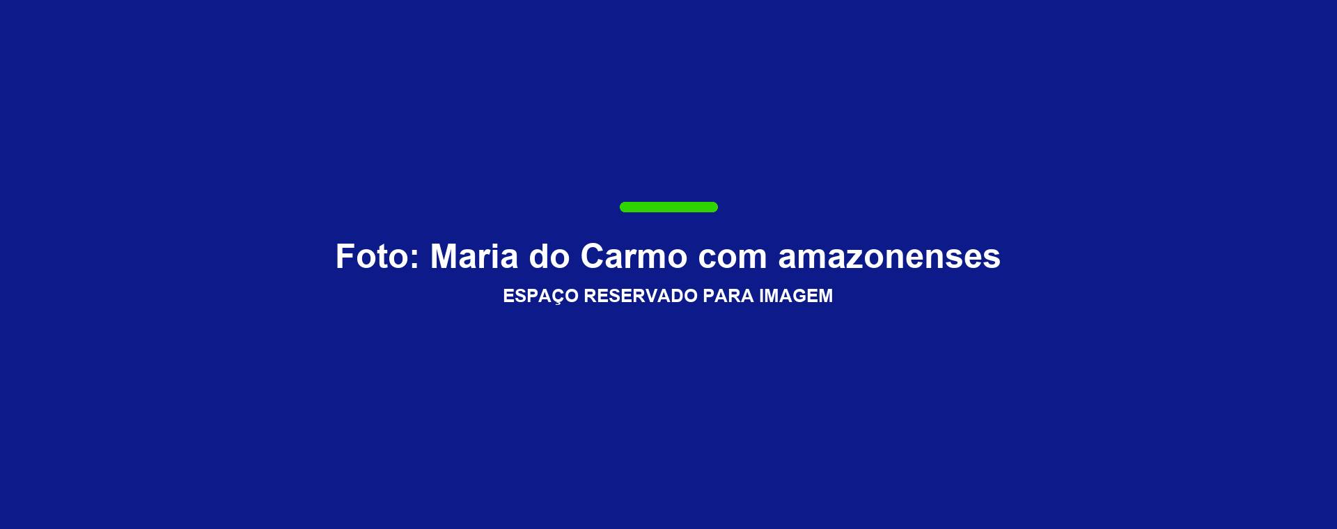 Maria do Carmo ao lado de amazonenses em visita ao interior